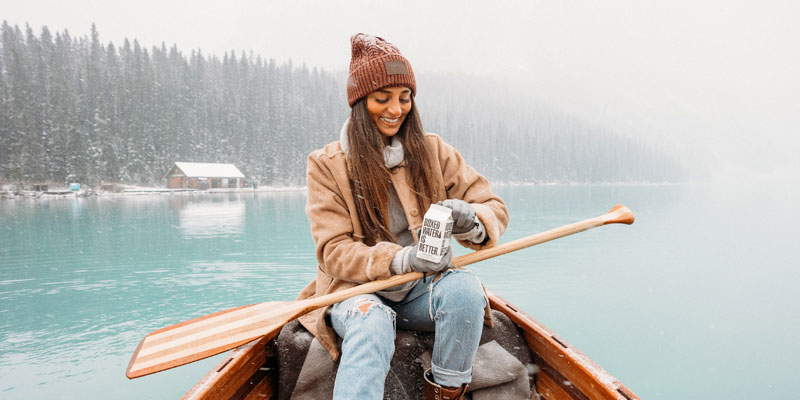 Rainydays crew member on a boat, wearing a warm og affordable jacket.